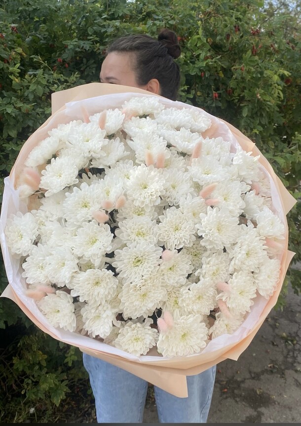 Букет вау эффект из 15 хризантем, артикул F1454739 - 6650 рублей, доставка по городу. Flawery - доставка цветов