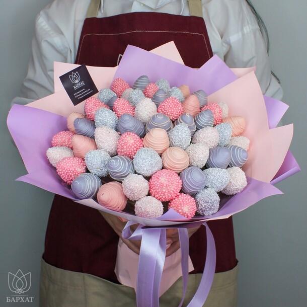 Букет из клубники в шоколаде, съедобный, сладкий букет единорог, артикул F1297521 - 9032 рублей, доставка по городу. Flawery - доставка цветов