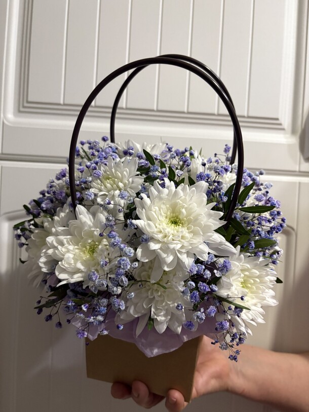 Композиция в сумочке, артикул F1364948 - 2900 рублей, доставка по городу. Flawery - доставка цветов