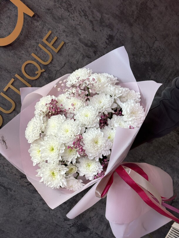 Букет из хризантем и гипсофилы, артикул F1359020 - 4235 рублей, доставка по городу. Flawery - доставка цветов