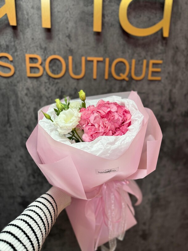 Букет из нежной гортензии и эустом, артикул F1359079 - 2033 рублей, доставка по городу. Flawery - доставка цветов