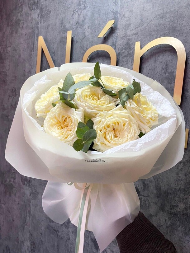 Букет из белых кремовых роз, артикул F1359083 - 3509 рублей, доставка по городу. Flawery - доставка цветов