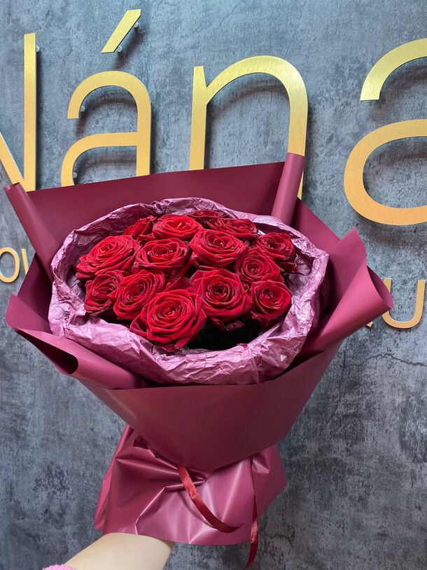 15 красных роз в оформлении, артикул F1362828 - 4840 рублей, доставка по городу. Flawery - доставка цветов