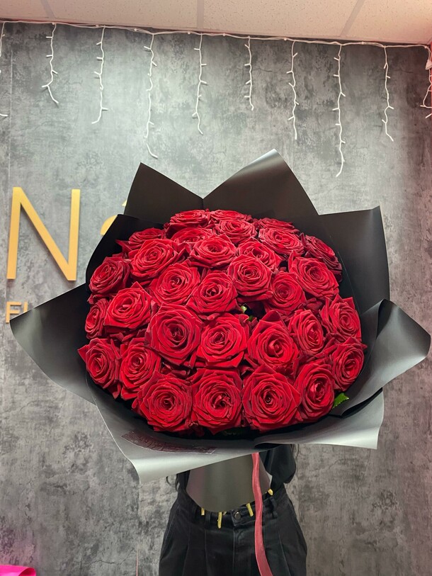 31 красная роза в оформлении, артикул F1445676 - 11011 рублей, доставка по городу. Flawery - доставка цветов