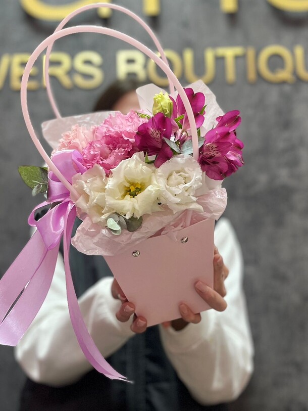 Композиция из микса цветов, артикул F1476260 - 1573 рублей, доставка по городу. Flawery - доставка цветов