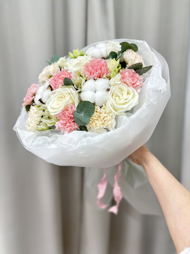 Сборный букет из диантусов и роз, артикул F1384533 - 4950 рублей, доставка по городу. Flawery - доставка цветов