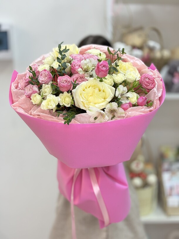 Сборный букет из роз, артикул F1384551 - 5900 рублей, доставка по городу. Flawery - доставка цветов