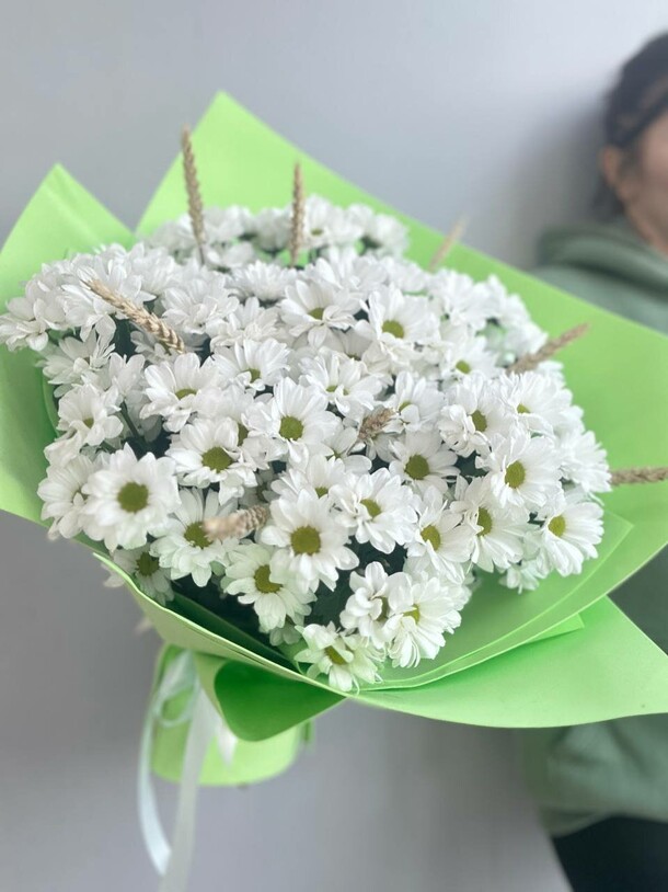 Букет полевой/хризантема кустовая ромашковая/тритикумцветы уфы/доставка уфа, артикул F1366510 - 5900 рублей, доставка по городу. Flawery - доставка цветов