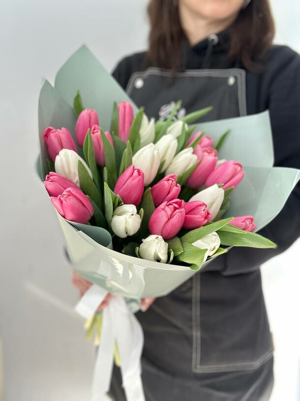 Тюльпаны белые и розовые, артикул F1383139 - 7200 рублей, доставка по городу. Flawery - доставка цветов