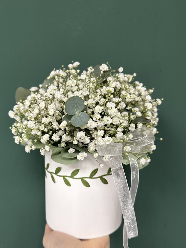 Сочная и композиция из гипсофилы и эвкалипта, артикул F1266090 - 2182 рублей, доставка по городу. Flawery - доставка цветов