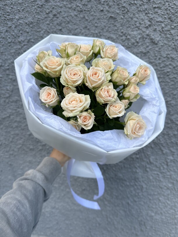 Моно букет из кустовой розы ❤️, артикул F1270514 - 2273 рублей, доставка по городу. Flawery - доставка цветов