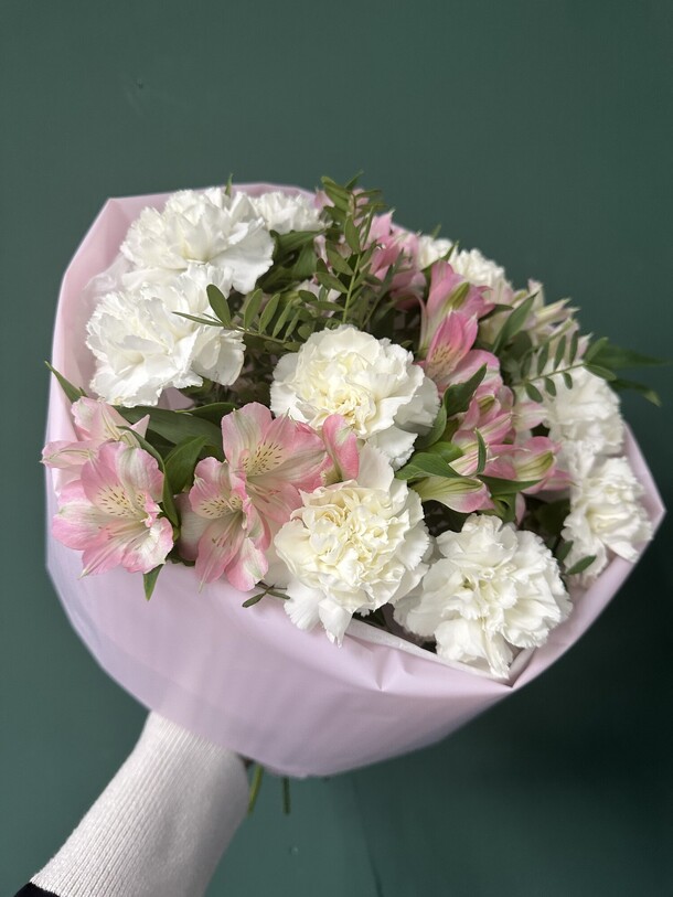 Букет из диантусов и альстромерий, артикул F1271667 - 2909 рублей, доставка по городу. Flawery - доставка цветов