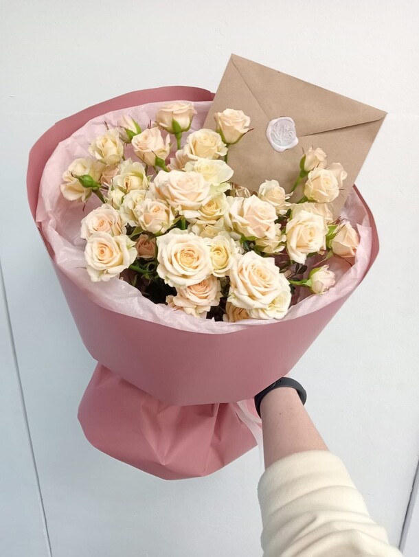 Прекрасный монобукет из 7кустовых роз, артикул F1276911 - 3500 рублей, доставка по городу. Flawery - доставка цветов