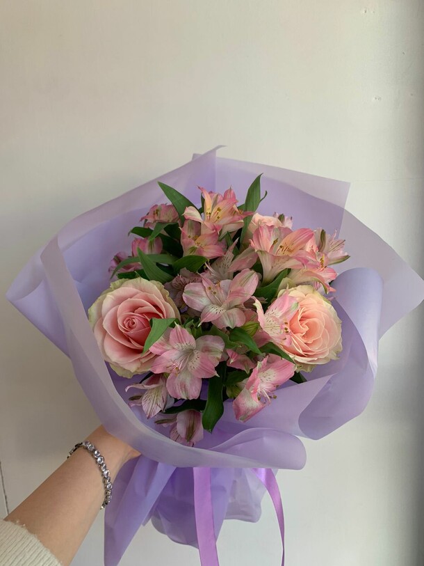 Прекрасный букет из альстромерий, артикул F1285161 - 2273 рублей, доставка по городу. Flawery - доставка цветов