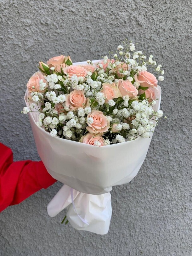 Букет из кустовой розы и гипсофилы, артикул F1291287 - 2900 рублей, доставка по городу. Flawery - доставка цветов