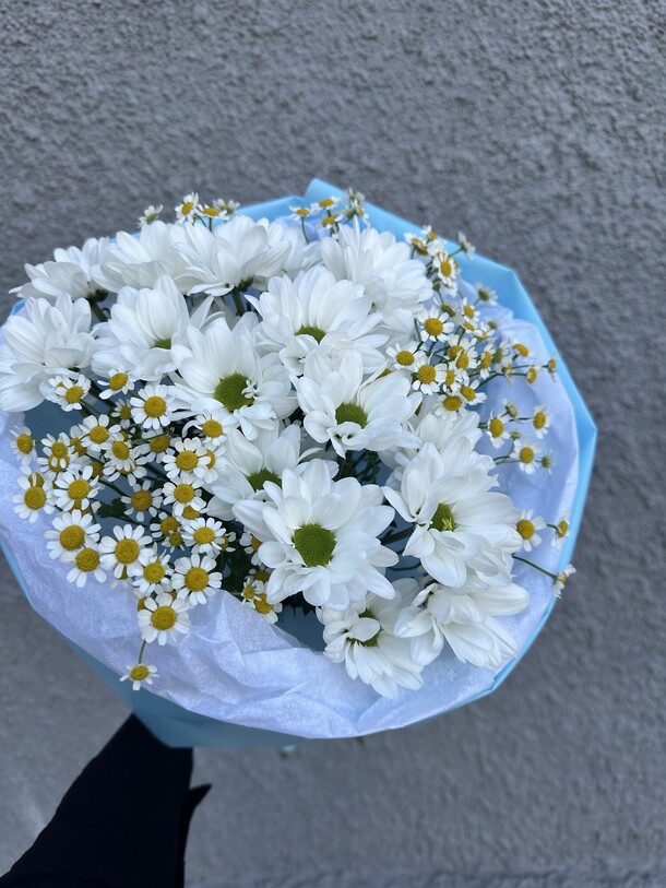 Букет из хризантем и матрикарии, артикул F1293864 - 2682 рублей, доставка по городу. Flawery - доставка цветов