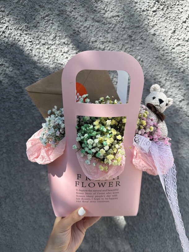 Подарок радужная гипсофила и медвежонок, артикул F1293866 - 2545 рублей, доставка по городу. Flawery - доставка цветов