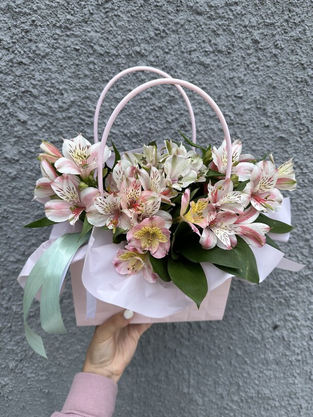 Композиция из альстромерий, артикул F1300715 - 2273 рублей, доставка по городу. Flawery - доставка цветов