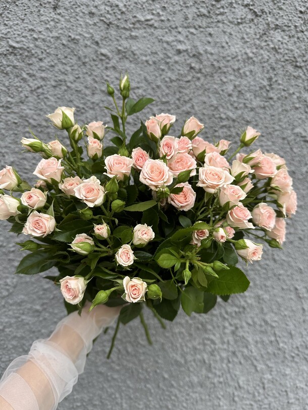 Монобукет из кустовой розы, артикул F1303364 - 2900 рублей, доставка по городу. Flawery - доставка цветов