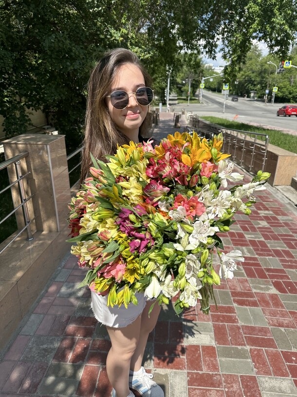 Огромный букет из 45 альстромерий, артикул F1303488 - 9000 рублей, доставка по городу. Flawery - доставка цветов