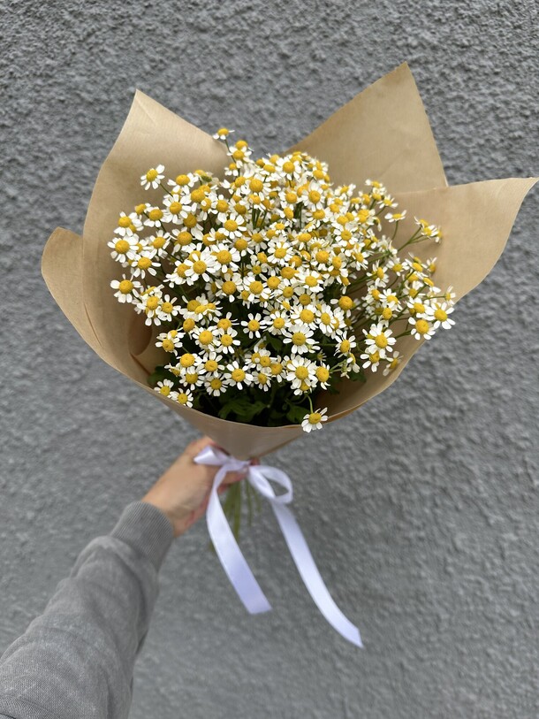 Монобукет из ромашек, артикул F1306895 - 2700 рублей, доставка по городу. Flawery - доставка цветов