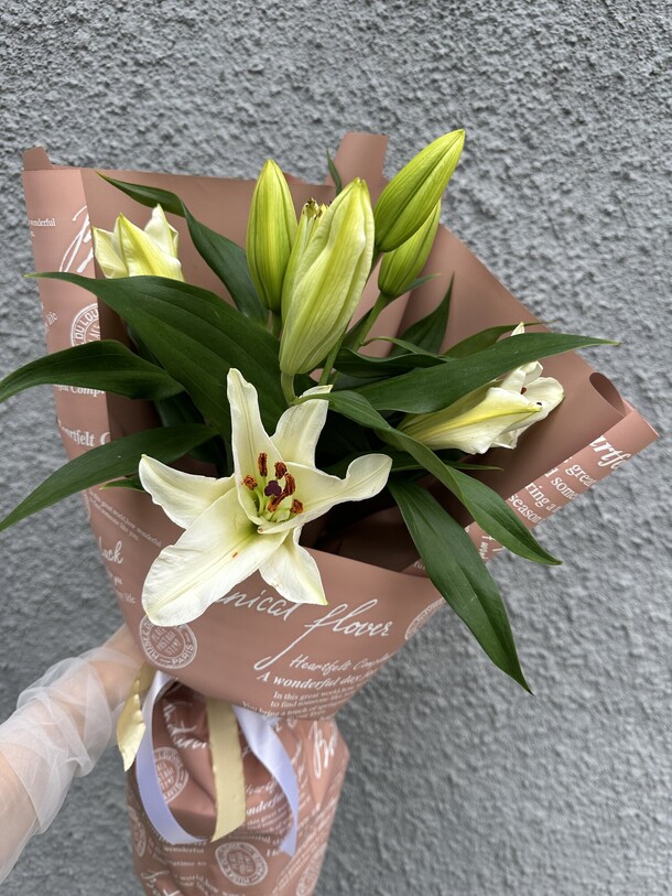 Монобукет из лилий, артикул F1306926 - 3182 рублей, доставка по городу. Flawery - доставка цветов