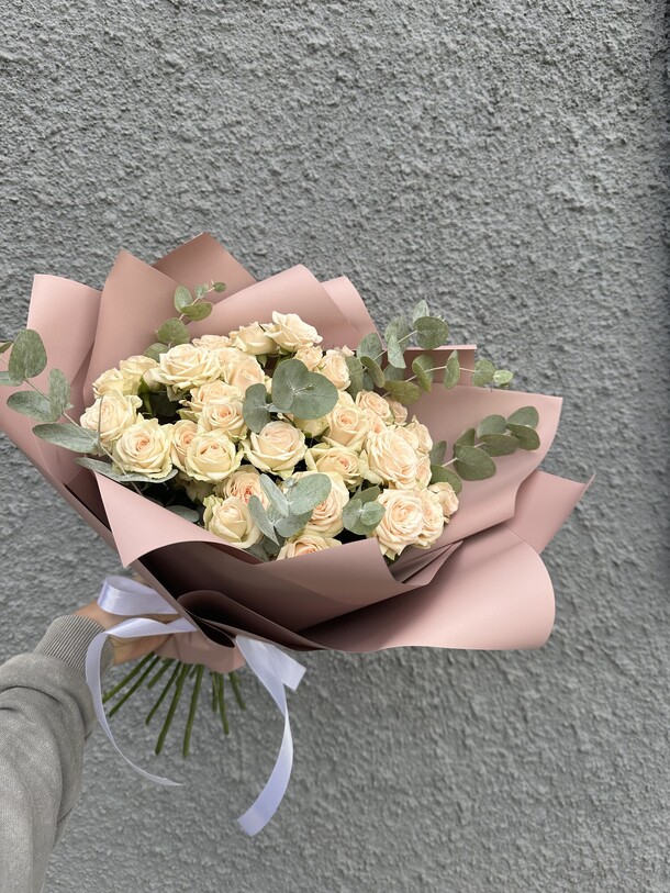 Монобукет из кустовой розы, артикул F1313385 - 4500 рублей, доставка по городу. Flawery - доставка цветов