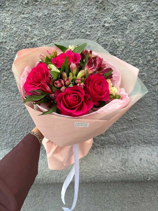 Букет из роз и альстромерий, артикул F1319467 - 4091 рублей, доставка по городу. Flawery - доставка цветов