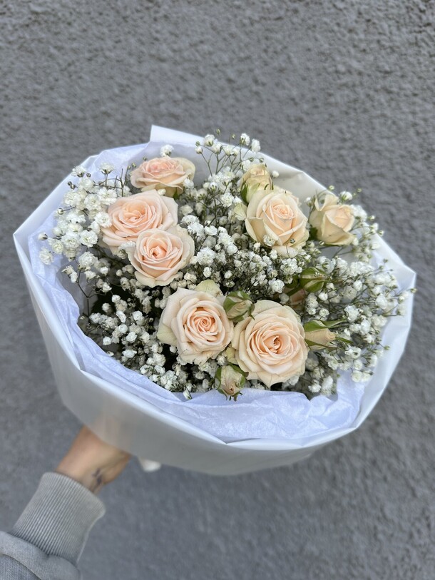 Букет из кустовой розы и гипсофилы, артикул F1321111 - 2400 рублей, доставка по городу. Flawery - доставка цветов