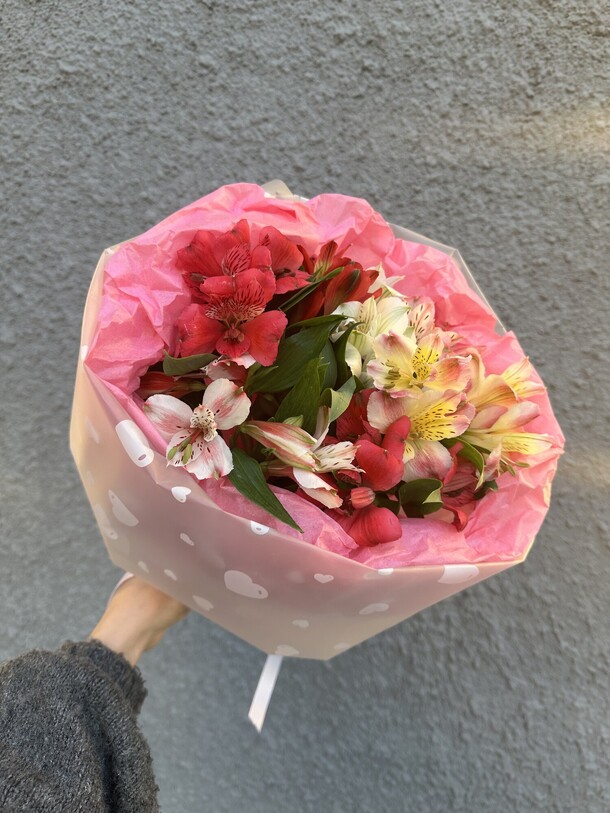 Нежный букетик из альстромерий, артикул F1323402 - 2500 рублей, доставка по городу. Flawery - доставка цветов