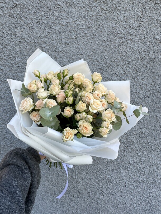 Монобукет из кустовых роз, артикул F1323978 - 4500 рублей, доставка по городу. Flawery - доставка цветов