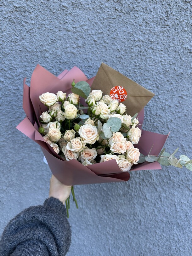 Монобукет из 15 кустовых роз, артикул F1323981 - 4500 рублей, доставка по городу. Flawery - доставка цветов