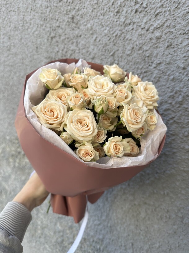 Нежный букет из кустовой розы, артикул F1324307 - 3091 рублей, доставка по городу. Flawery - доставка цветов