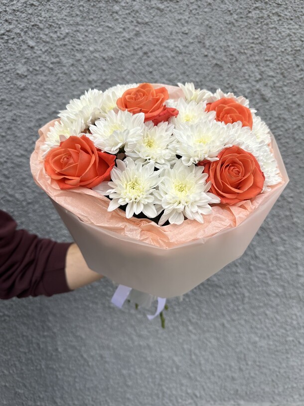 Очаровательный букет из хризантем и роз, артикул F1326973 - 3182 рублей, доставка по городу. Flawery - доставка цветов