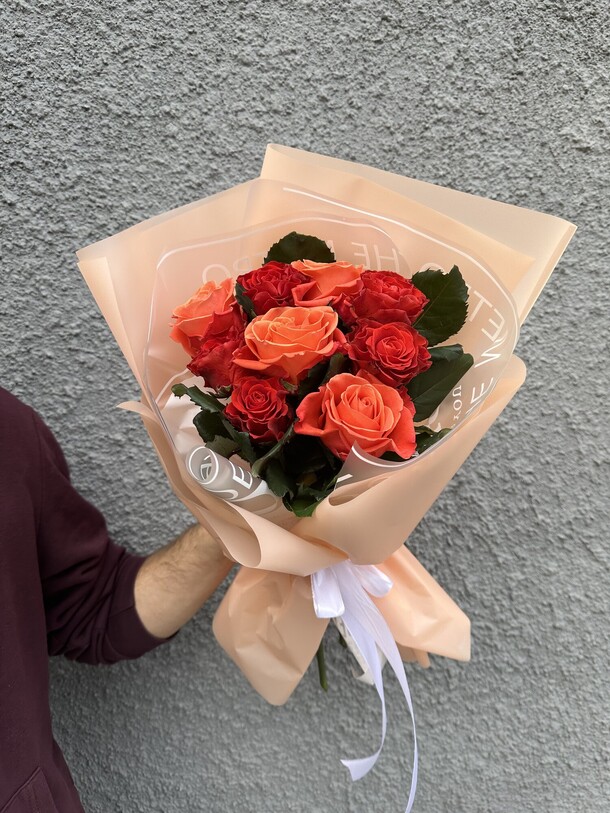 Красочный букет из роз, артикул F1326974 - 3636 рублей, доставка по городу. Flawery - доставка цветов