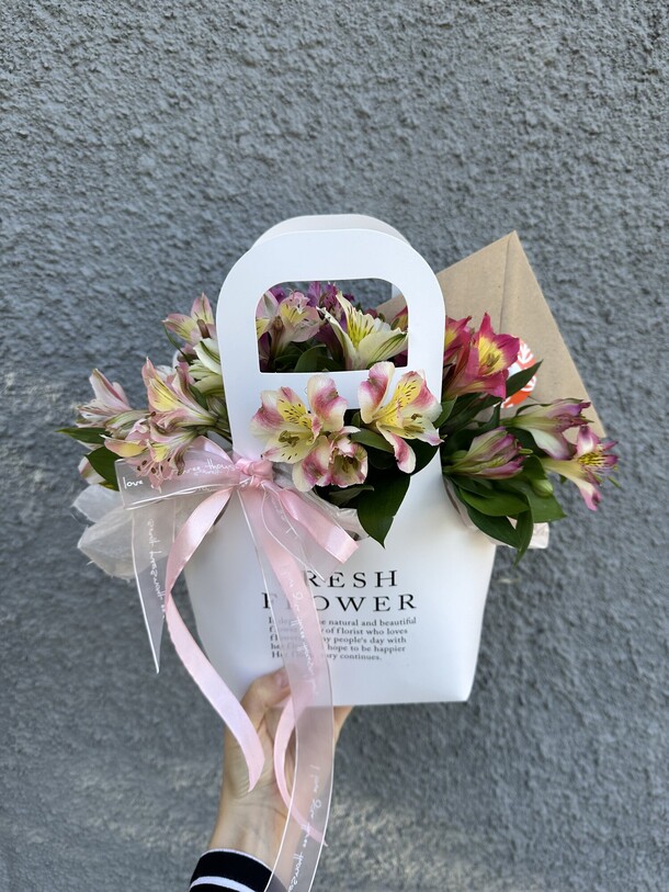 Композиция из альстромерий, артикул F1326995 - 2000 рублей, доставка по городу. Flawery - доставка цветов