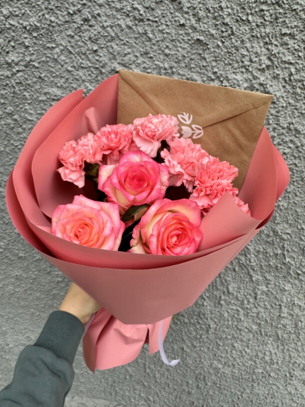 Букет из роз и диантусов, артикул F1328651 - 3000 рублей, доставка по городу. Flawery - доставка цветов