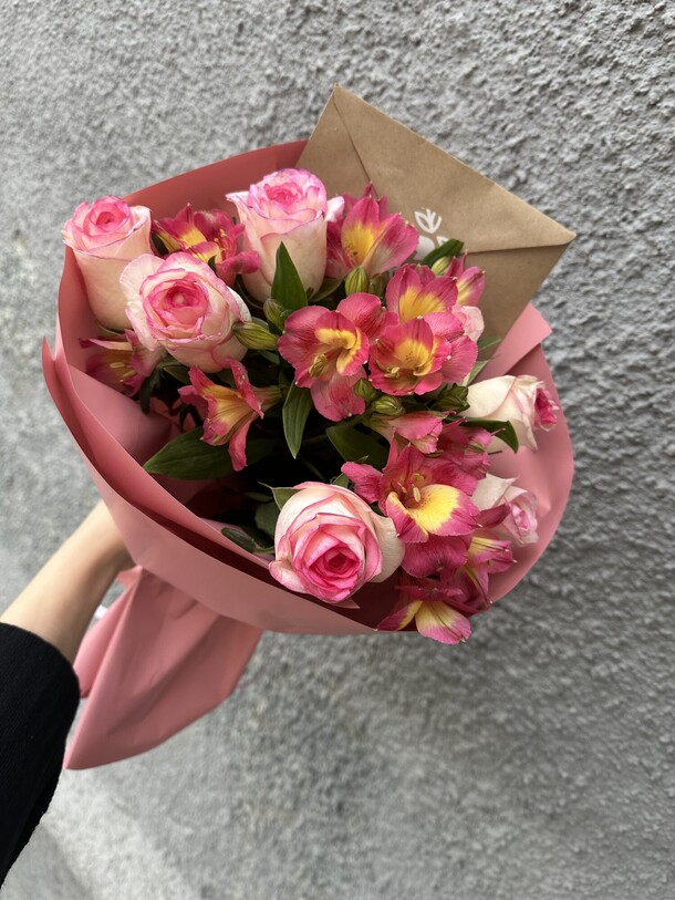 Яркий букет из роз и альстромерий, артикул F1328656 - 3800 рублей, доставка по городу. Flawery - доставка цветов
