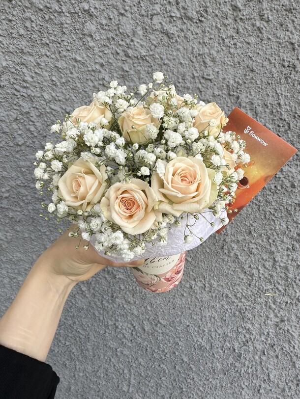 Комплимент из гипсофилы  и кустовой розы, артикул F1328660 - 1455 рублей, доставка по городу. Flawery - доставка цветов