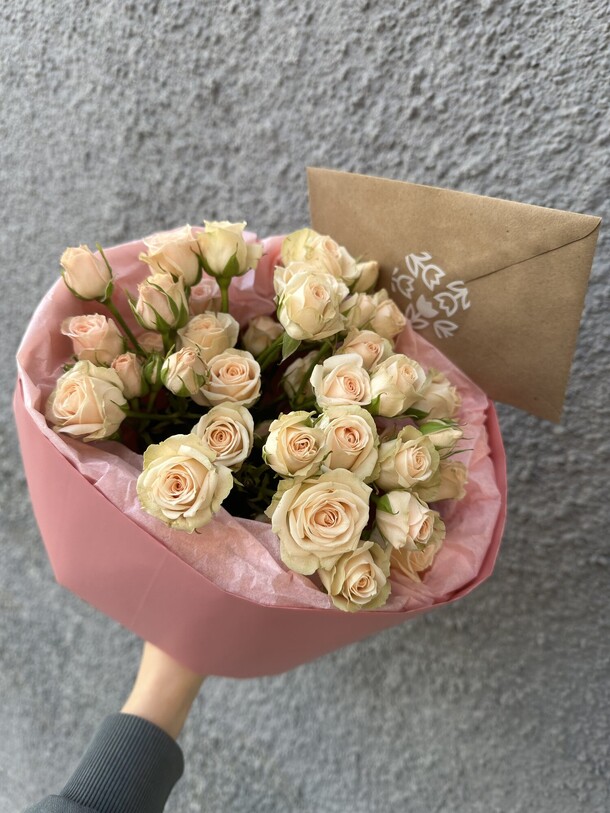 Монобукет из 9 кустовых роз, артикул F1330366 - 3500 рублей, доставка по городу. Flawery - доставка цветов