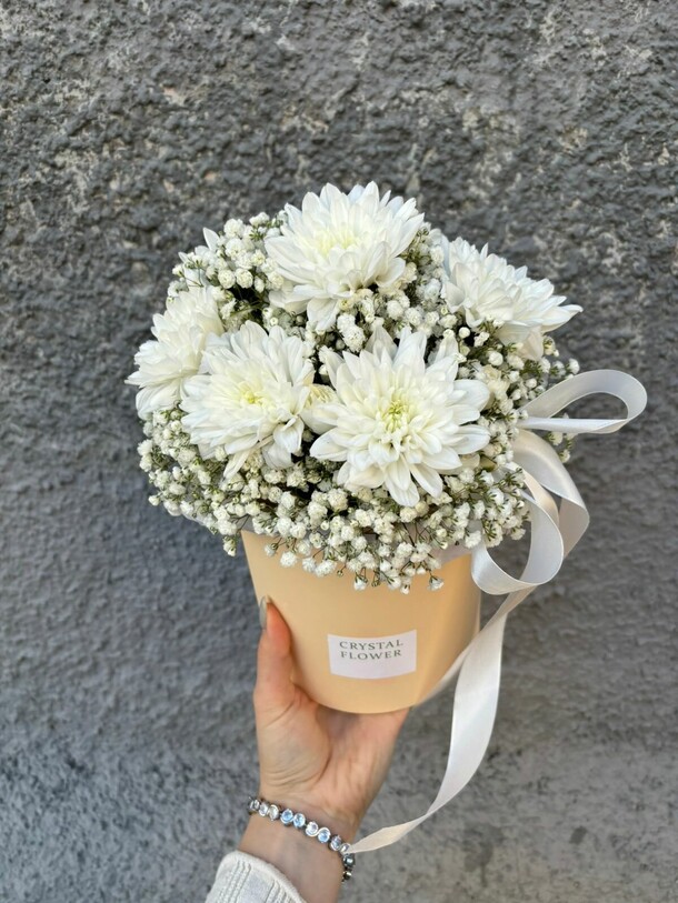 Нежная композиция из хризантем и гипсофилы, артикул F1332652 - 3000 рублей, доставка по городу. Flawery - доставка цветов