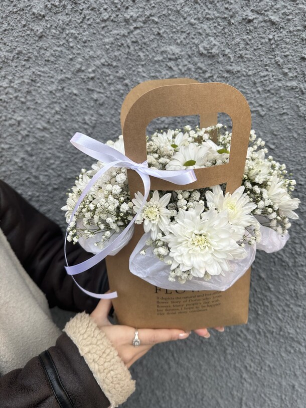 Нежная композиция из хризантем и гипсофилы, артикул F1350116 - 2818 рублей, доставка по городу. Flawery - доставка цветов