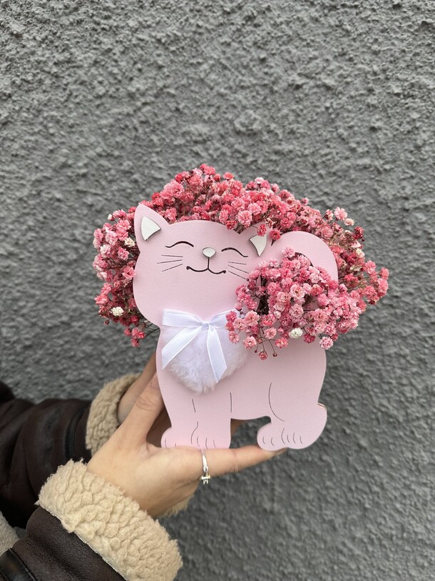 Милая кошечка с гипсофилой, артикул F1350118 - 2273 рублей, доставка по городу. Flawery - доставка цветов