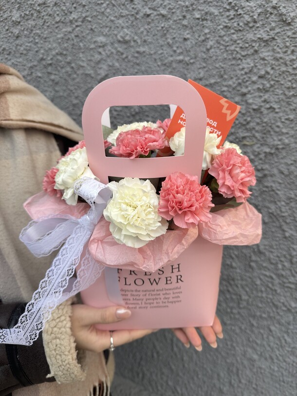 Нежная композиция из диантусов, артикул F1350119 - 3182 рублей, доставка по городу. Flawery - доставка цветов