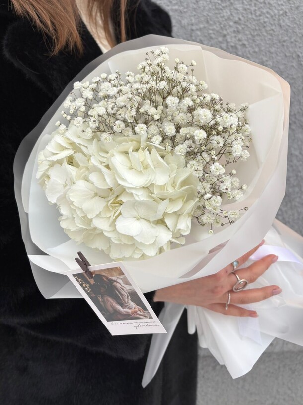 Нежный букет из гортензии и гипсофилы, артикул F1373244 - 3182 рублей, доставка по городу. Flawery - доставка цветов