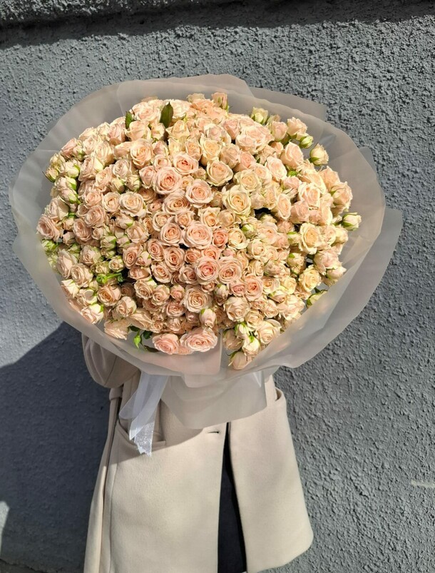 Монобукет 101 кустовой розы, артикул F1402215 - 21818 рублей, доставка по городу. Flawery - доставка цветов