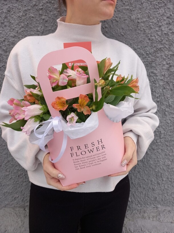 Сумочка альстромерий, артикул F1493569 - 2500 рублей, доставка по городу. Flawery - доставка цветов