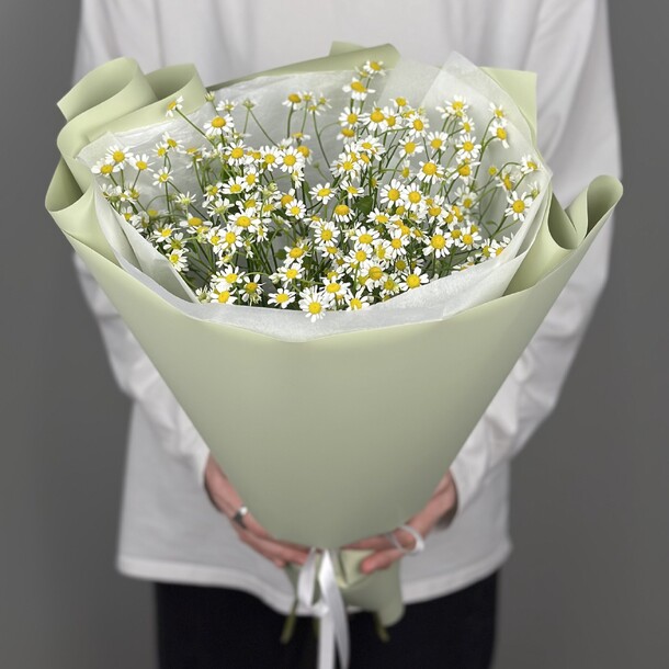 Монобукет из 5 ромашек, артикул F1393649 - 2200 рублей, доставка по городу. Flawery - доставка цветов