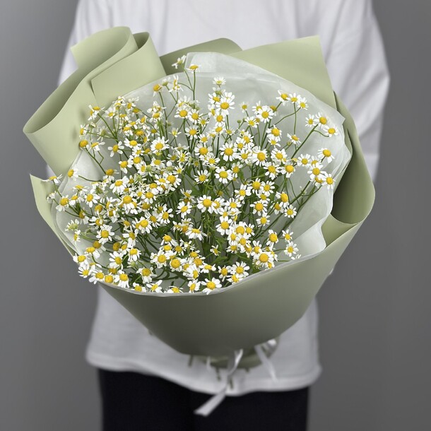 Монобукет из 7 ромашек, артикул F1393650 - 2960 рублей, доставка по городу. Flawery - доставка цветов