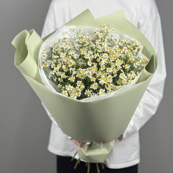 Монобукет из 15 ромашек, артикул F1393654 - 3960 рублей, доставка по городу. Flawery - доставка цветов